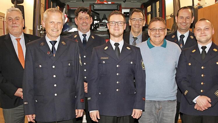 Die Feuerwehr Löbelstein zeichnete Feuerwehrleute für langjährigen Einsatz und besondere Verdienste aus. Coburgs OB Norbert Tessmer (links) würdigte die Wehr für ihr großes Engagement.  Foto: Desombre