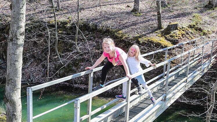 Normal über die Brücke laufen? Zeraphina und Ise doch nicht! oto: Matthias Hoch