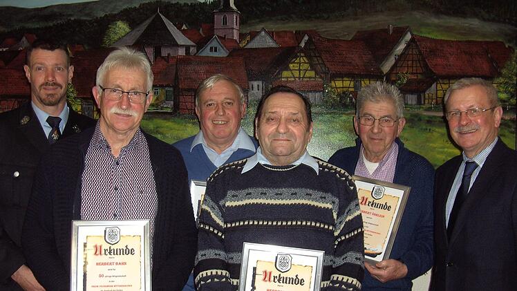 Ehrungen für 50-, 60- und 65-jährige Vereinsmitgliedschaft bei der Freiwilligen Feuerwehr Wittershasuen (von links): 2. Vorsitzender Peter Sell, Herbert Bahn, Roland Schmitt, Herbert Hack, Herbert Öhrlein und Bürgermeister Gotthard Schlereth. Udo Sell