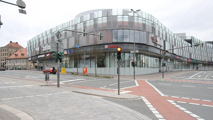 Ausgangsbeschränkung wegen des Coronavirus  in Erlangen: die leere Kreuzung vor den  Arcaden.  Foto: Christian Bauriedel