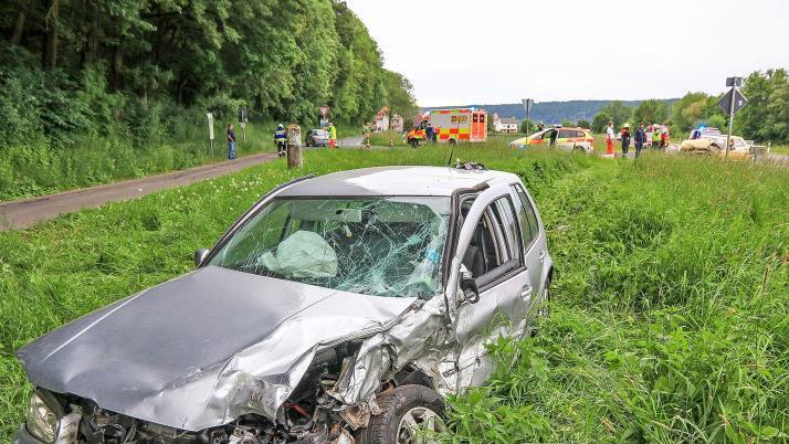 Der VW Golf des 64-j&auml;hrigen Autofahrers landete im Gr&uuml;nstreifen neben der Bundesstra&szlig;e.