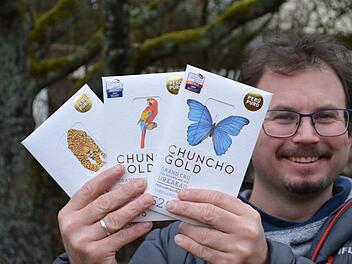 In exquisiten Etuis und mit buntem Design: Der gebürtige Nüdlinger Arno Wielgoss hält seine prämierten Schokoladen in die Kamera.  Foto: Isolde Krapf