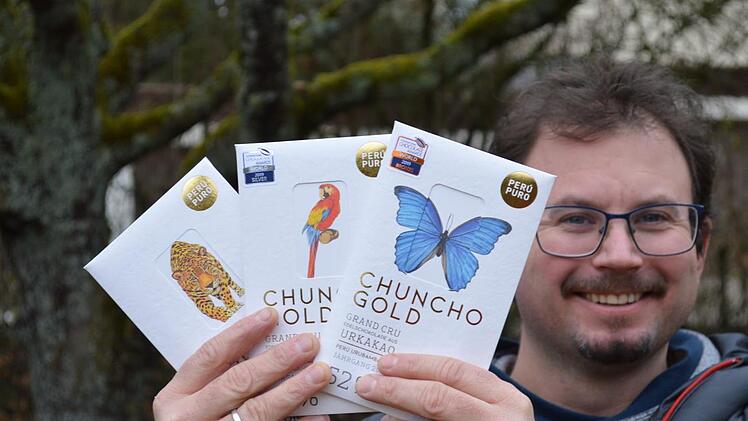 In exquisiten Etuis und mit buntem Design: Der gebürtige Nüdlinger Arno Wielgoss hält seine prämierten Schokoladen in die Kamera.  Foto: Isolde Krapf