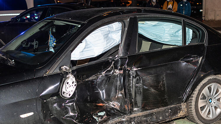 Beim Linksabbiegen: BMW &uuml;bersieht Stra&szlig;enbahn