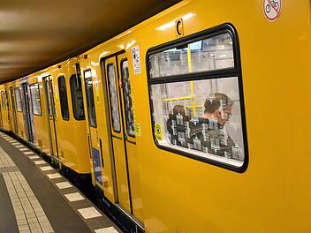 Berlin: Rollstuhlfahrer in U-Bahn-Tür eingeklemmt - mehrere Meter mitgeschleift und getötet