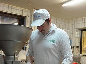 Holger Morgner macht Bratwürste. Handwerkliche Betriebe wie seinen in Creidlitz wird es in Zukunft wohl nur noch eine Handvoll im Coburger Land geben, fürchtet der Vorsitzende des Fleischervereins, Thomas Flurschütz. Foto: Rainer Lutz