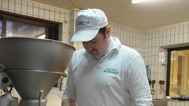 Holger Morgner macht Bratwürste. Handwerkliche Betriebe wie seinen in Creidlitz wird es in Zukunft wohl nur noch eine Handvoll im Coburger Land geben, fürchtet der Vorsitzende des Fleischervereins, Thomas Flurschütz. Foto: Rainer Lutz