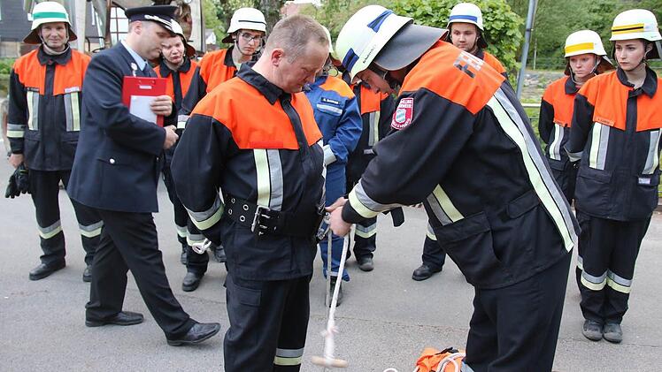 Auch der Feuerwehrnachwuchs beherrscht die Stiche und Knoten der Feuerwehr perfekt! Foto: Michael Stelzner