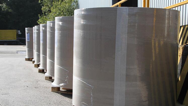 Der Rohstoff: In Packen größer als Heuballen wird das Papier für die Hülsenproduktion geliefert. Foto: Ulrike Müller