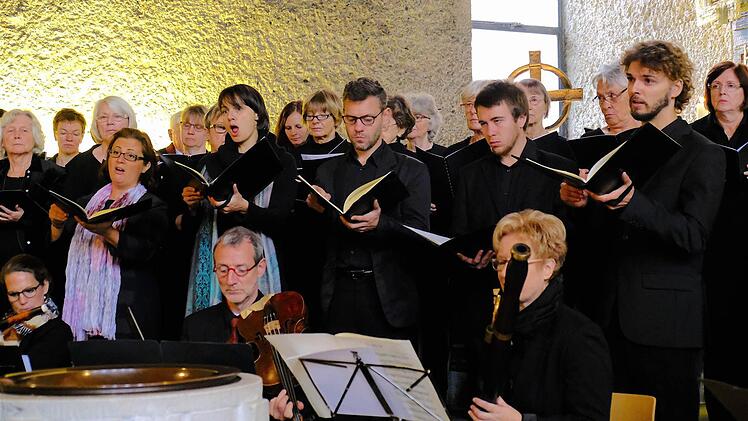 Die Solisten: Anke-Hájvocá Endres (Mezzosopran), Johanna Krell (Sopran), Michael Hofmeister (Altus), Oliver Kringel (Tenor) und Jakob Mack (Bass). Foto: Gerd Schaar