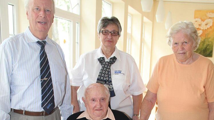 Philipp Dumproff (sitzend) wurde als Gründungsmitglied des VdK-Ortsverbands geehrt. Mit im Bild sind (von links) VdK-Kreisvorsitzender Heinz Wittmann, Ortsvorsitzende Martina Buhr und Ehefrau Margareta.  Foto: Gerda Völk