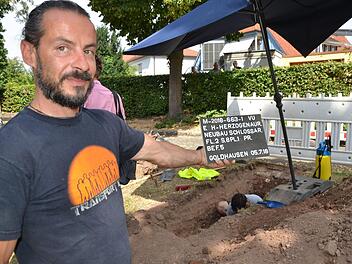 Goldhausen-Mitarbeiter Lars Larisch deutet es an: Alle Arbeiten werden sorgfältig dokumentiert. Im Hintergrund gräbt sein Kollege Martin Butz.