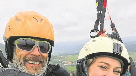 Am Himmel sind die Leinen des Gleitschirms unscheinbar. Das tut der Sicherheit aber keinen Abbruch, denn die Kunstfaser ist enorm reißfest. Nadine Buß, Volontärin der Fuldaer Zeitung, wagt mit Boris Kiauka einen Selbstversuch. Thomas Ladewig