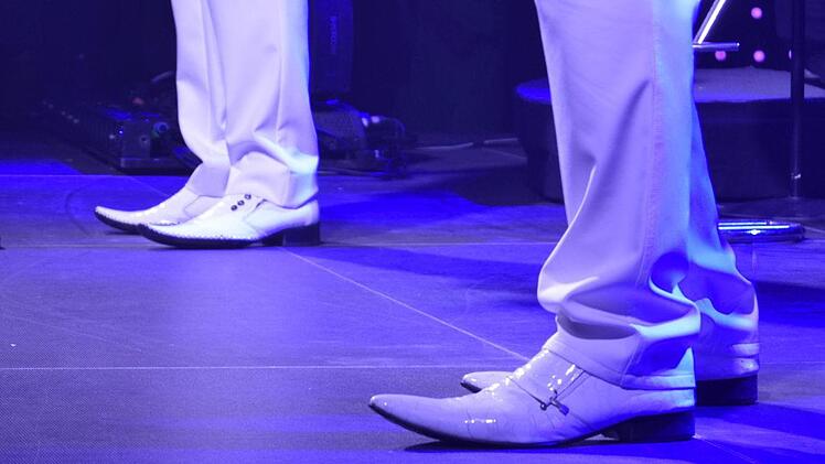 Für ihr extravagantes Outfit sind sie berühmt.  In Lichtenfels tänzelten sie mit Schnabelschuhen über die Bühne. Foto: Andreas Welz