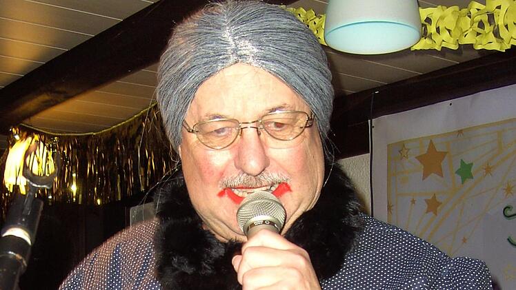 Urgestein Robert Glöckler als "Ehrenjungfer Fräulein Meyer" Foto: Udo Sell