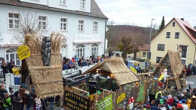 Die Kohlsteiner Narren des Ortsvereins Schwarz-Gelb hatten zu ihrem  40. Jubiläum frei nach Asterix und Obelix ein unbeugsames  gallisches Dorf in Franken gebaut, auf dem stand: "Die spinna, die  Kohlstaana". Foto: Thomas Weichert