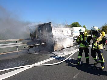Die Feuerwehrleute löschen den Fahrzeugbrand auf der A 73. Foto: Feuerwehr Forchheim