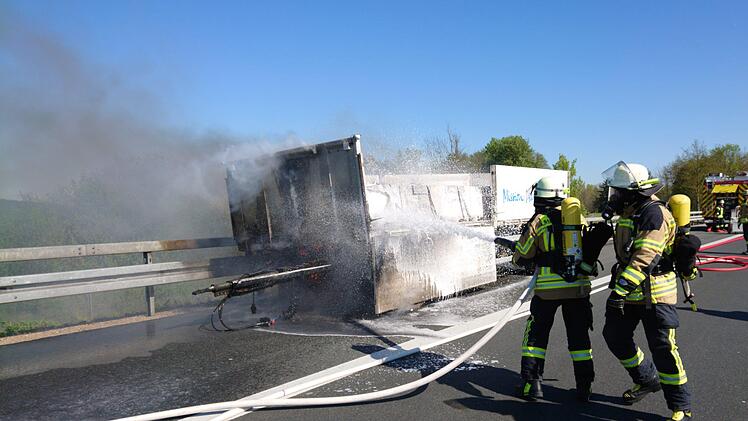 Die Feuerwehrleute löschen den Fahrzeugbrand auf der A 73. Foto: Feuerwehr Forchheim