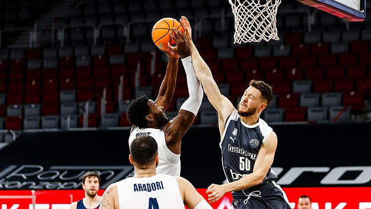 Joanic Grüttner Bacoul blockt den Wurf von Bolognas Center Dario Hunt, doch der Schiedsrichter entscheidet auf Foul.