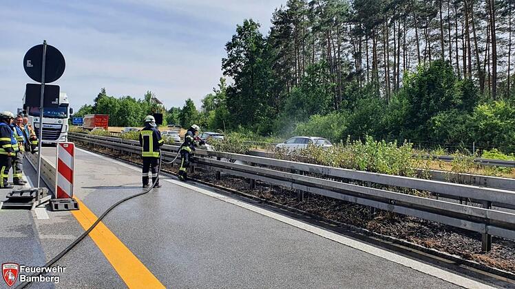 A73 bei Bamberg: Brand auf Mittelstreifen sorgt für dichten Rauch - Feuerwehr löscht Flammen