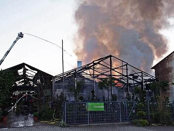 Die Kriminalpolizei Schweinfurt geht mittlerweile davon aus, dass es sich bei dem Großfeuer in der Gärtnerei Gickelhorn nicht um Brandstiftung handelt. Die Ermittlungen werden demnächst abgeschlossen. Foto: Archiv
