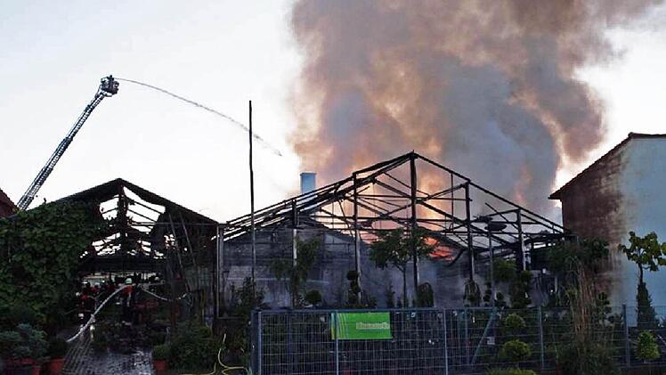 Die Kriminalpolizei Schweinfurt geht mittlerweile davon aus, dass es sich bei dem Großfeuer in der Gärtnerei Gickelhorn nicht um Brandstiftung handelt. Die Ermittlungen werden demnächst abgeschlossen. Foto: Archiv