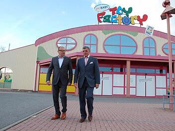 Thomas Mücke (links) und Gerhard Preß vor dem zurzeit leer stehenden Toy-Factory-Gebäude, in dem im September eine neue Filiale von Schuh-Mücke eröffnet werden soll. Foto: Rainer Lutz