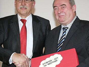 Direktor Reinhard Lugschi überreichte Rainer Knoll ein Starter-Kit für Rentner. Foto: Evi Seeger