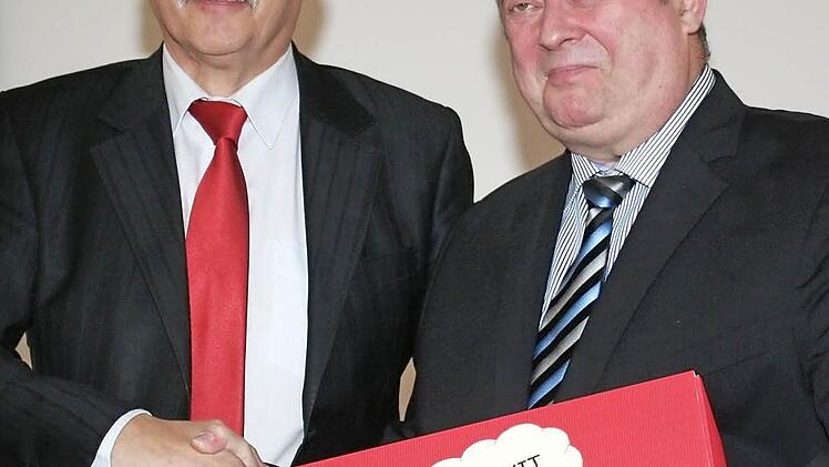 Direktor Reinhard Lugschi überreichte Rainer Knoll ein Starter-Kit für Rentner. Foto: Evi Seeger
