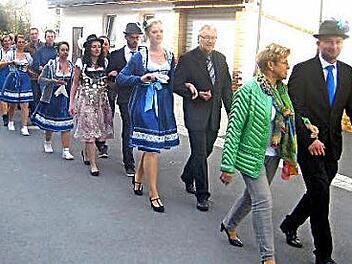 Der Prominentenumzug, der von der Original Reichenbacher Blaskapelle begleitet wurde, die auch bei den Plant&auml;nzen f&uuml;r die musikalische Unterhaltung sorgte. Foto: Paul Hader