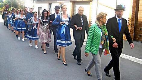 Der Prominentenumzug, der von der Original Reichenbacher Blaskapelle begleitet wurde, die auch bei den Plant&auml;nzen f&uuml;r die musikalische Unterhaltung sorgte. Foto: Paul Hader