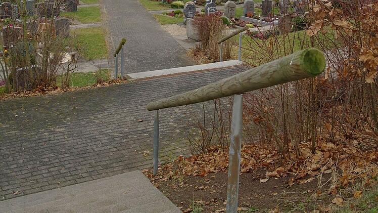 An einem solch dicken Geländer könne man sich nicht sicher festhalten. Ein Kothener regte ein dünneres Edelstahlgeländer an.  Foto: Stephanie Elm