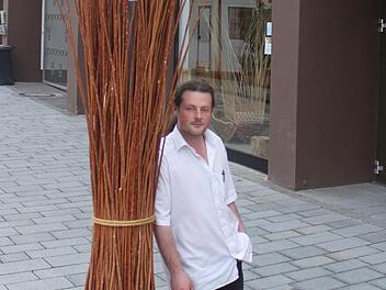 Weil die Stadt Lichtenfels Eigenbedarf angemeldet hat, muss er aus dem Laden am Marktplatz ausziehen: Christian Meixner. Foto: Markus Häggberg