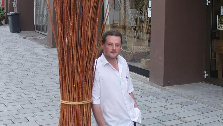 Weil die Stadt Lichtenfels Eigenbedarf angemeldet hat, muss er aus dem Laden am Marktplatz ausziehen: Christian Meixner. Foto: Markus Häggberg