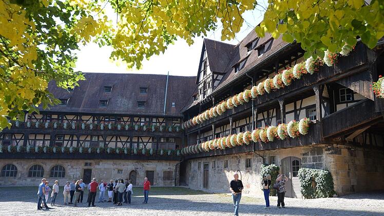 Einen Anblick wie diesen soll es in Zukunft nicht mehr geben: Die Stadt will sich aus der aufwändigen Pflege des Blumenschmucks in der Alten Hofhaltung zurückziehen.  Foto: Ronald Rinklef