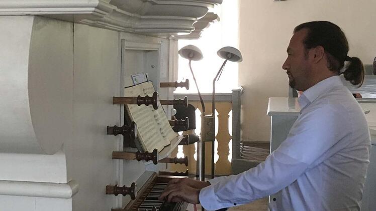 Matthias Grünert, Kantor der Frauenkirche Dresden, gastierte zum Auftakt seiner fränkisch-thüringischen Orgelfahrt in der Schlosskirche Ahorn. Foto: Jochen Berger