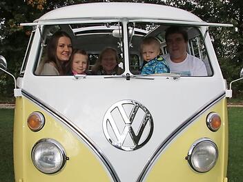 Heike (links) und Stefan Vetter lieben den Bus genauso wie die Kinder Lisa und Marco sowie Mutter Nicole.