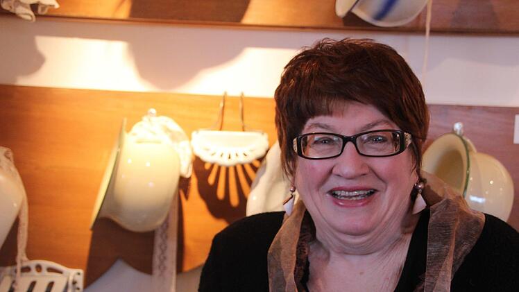 Mit viel Humor führt Anita Hofmann durch ihre Ausstellung. Fuchs