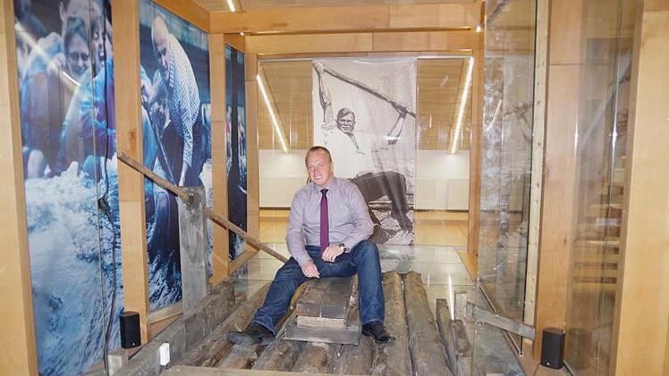 Sehr gelungen ist die neue Forstwirtschafts- und Holznutzungs-Ausstellung im Obergeschoss des Freizeit- und Tourismuszentrums. B&uuml;rgermeister Thomas L&ouml;ffler nimmt schon mal Platz auf dem von der Fl&ouml;&szlig;ergemeinschaft Wallenfels &uuml;berlassenen Flo&szlig;. Foto: Heike Sch&uuml;lein