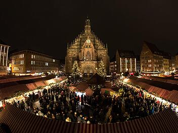 Ihm kann man einen zu fr&uuml;hen Start nicht vorwerfen: Der Christkindlesmarkt in N&uuml;rnberg wird am  30. November er&ouml;ffnet.  Die Kirchen &uuml;ben Kritik an den dieses Jahr besonders fr&uuml;h begonnenen Weihnachtsm&auml;rkten in einigen St&auml;dten. Foto: Daniel Karmann/dpa