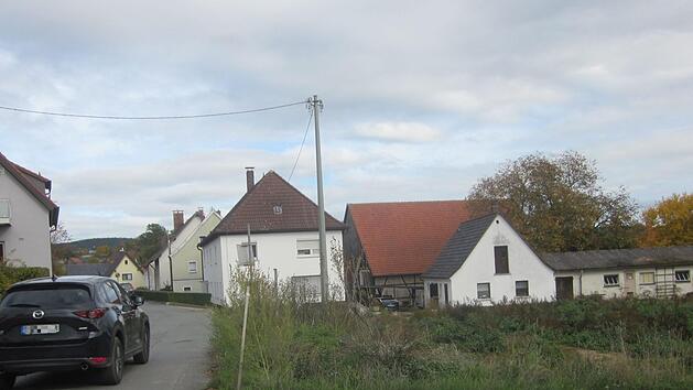 Das leere Grundst&uuml;ck in der Theodor-Heublein-Stra&szlig;e 15 in Burghaig - gegen&uuml;ber der Schule - wird wieder bebaut. Das geplante Geb&auml;ude mit elf Wohnungen war im Stadtrat umstritten. Eine Visualisierung gab es von der Stadtverwaltung nicht.  Footo: Stephan Tiroch