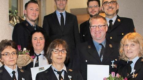 Petra Schmeu&szlig;er, Birgitt Lindner, Gabi Reh und Silvia Heinz wurden f&uuml;r 25 Jahre Mitgliedschaft ausgezeichnet - ebenso wie Matthias Sprogies. Vorsitzender Kevin B&ouml;&szlig;l, B&uuml;rgermeister Martin Bernreuther, Kommandant Mario M&uuml;nch und Kreisbrandinspektor Siegfried Zillig freuten sich.