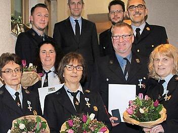 Petra Schmeußer, Birgitt Lindner, Gabi Reh und Silvia Heinz wurden für 25 Jahre Mitgliedschaft ausgezeichnet - ebenso wie Matthias Sprogies. Vorsitzender Kevin Bößl, Bürgermeister Martin Bernreuther, Kommandant Mario Münch und Kreisbrandinspektor Siegfried Zillig freuten sich.