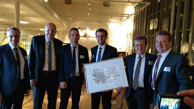 Die IHK gratulierte mit einer speziellen Urkunde zum Jubiläum (von links): IHK-Hauptgeschäftsführer Siegmar Schnabel, die Waldrich-Geschäftsführer Andree Beling, Falk Herkner und  Uwe Herold, IHK-Präsident Friedrich Herdan sowie Hubert Becker (Geschäftsführer der Waldrich Holding).