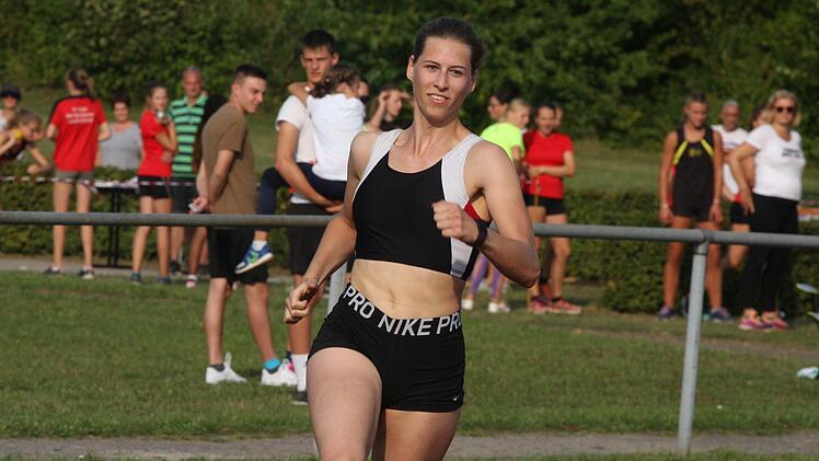 Johanna Büchs vom TV DJK Hammelburg wurde Bezirksmeisterin im Siebenkampf der Frauen und verlor ihr Lächeln auch nicht beim Wiederholungslauf über die 200 Meter. Foto: Reinhold Nürnberger