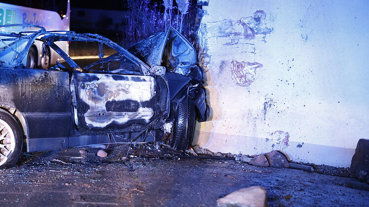 Unfall im Landkreis Führt: Auto fliegt in Hauswand und fängt zu brennen an