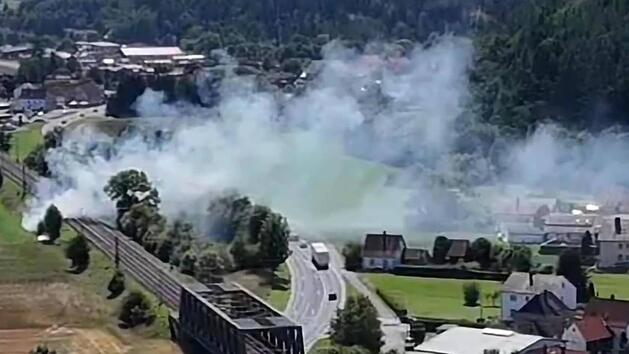 Feuer legt Zugverkehr lahm - Einsatzkr&auml;fte k&auml;mpfen gegen die Flammen