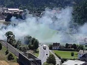 Feuer legt Zugverkehr lahm - Einsatzkräfte kämpfen gegen die Flammen