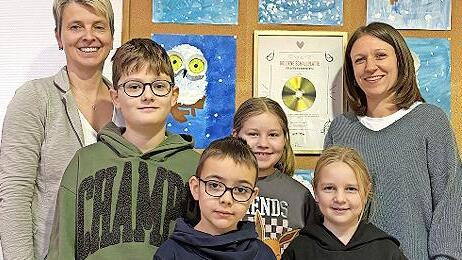 Rektorin Carolin Erb-Heyne mit Raphael, Paul, Nele, Marlene und Mitorganisatorin Tina Geyer.