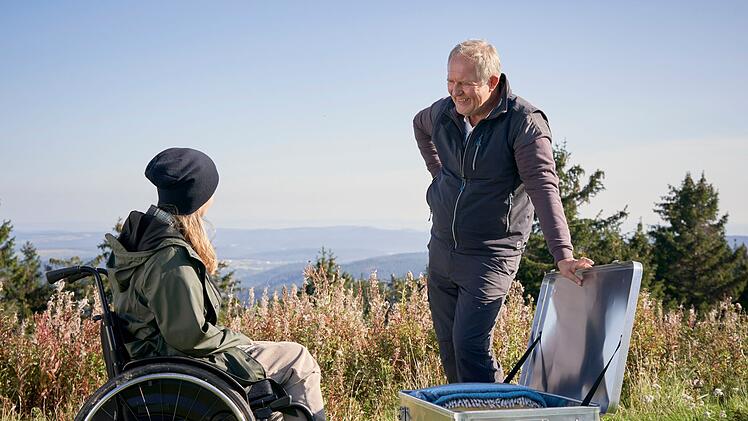 Stefan (Harald Krassnitzer) &uuml;berrascht seine Frau Sabine (Ann-Kathrin Kramer) am Gipfel einer Bergtour. Das Wandern war fr&uuml;her eine gemeinsame Leidenschaft des Paares. Nun scheint es, als k&ouml;nne man nach dem Schlaganfall wieder an alte Rituale - und Gef&uuml;hle - ankn&uuml;pfen.